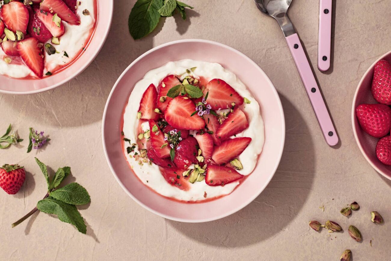 Krämig Cottage Cheese Bowl med marinerade jordgubb