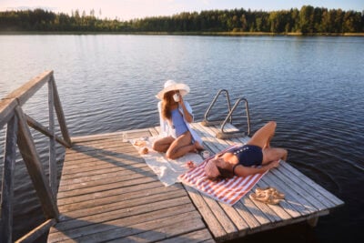 Solande kvinnor på en brygga