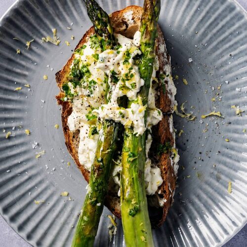 Smörstekt levain med sparris och burrata