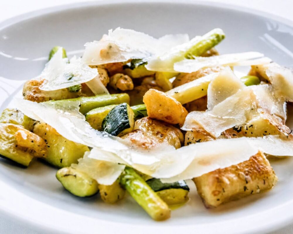 Krispig gnocchi med sparris och parmesan