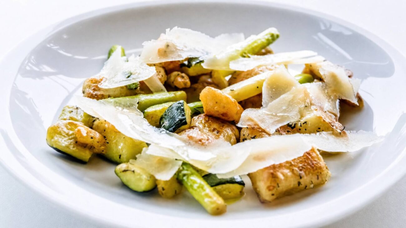 Krispig gnocchi med sparris och parmesan