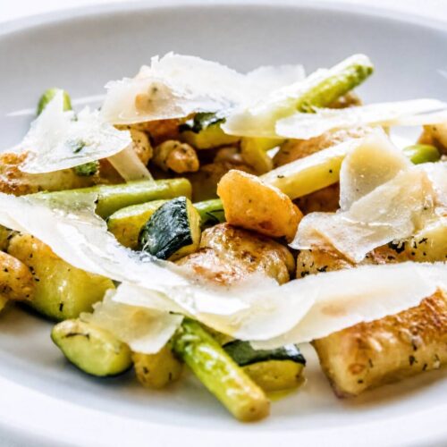 Krispig gnocchi med sparris och parmesan