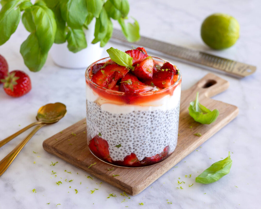 Jordgubb- lime och basilika chiapudding