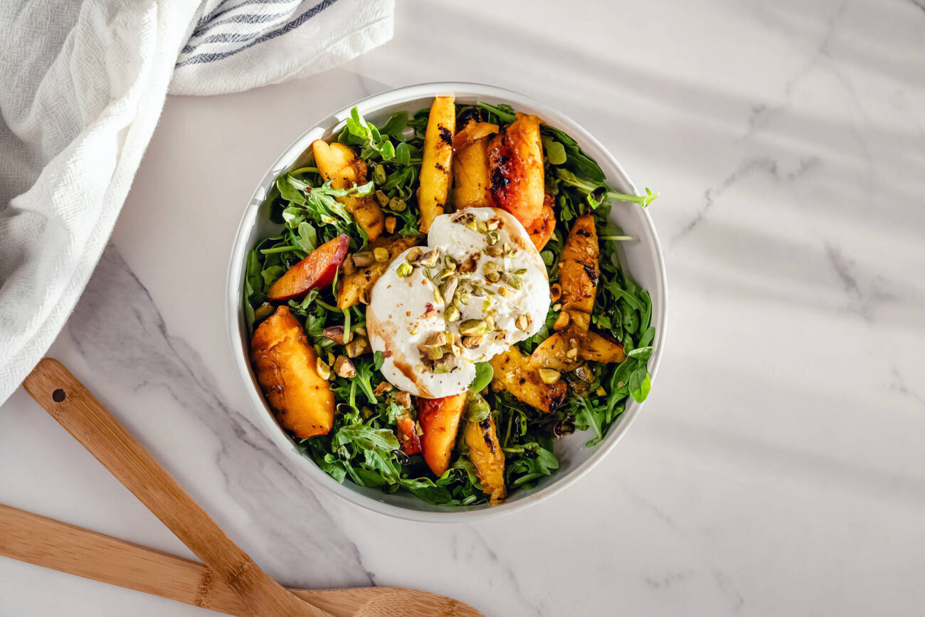 Sallad med grillade nektariner och burrata