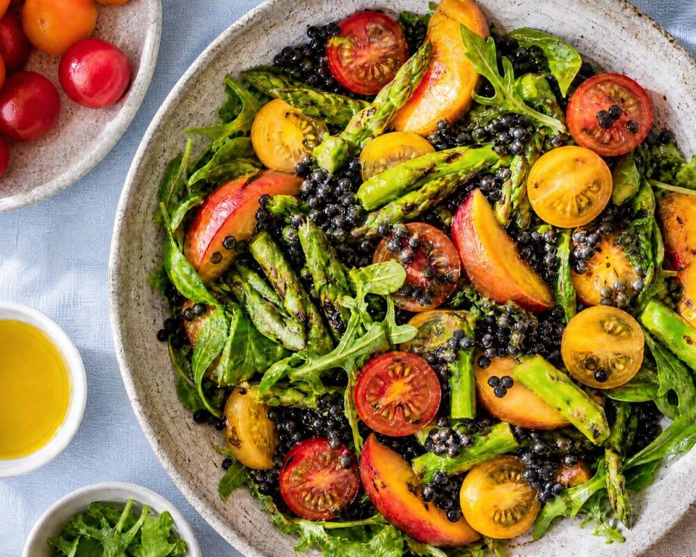 Sommarsallad med sparris, nektariner och linser