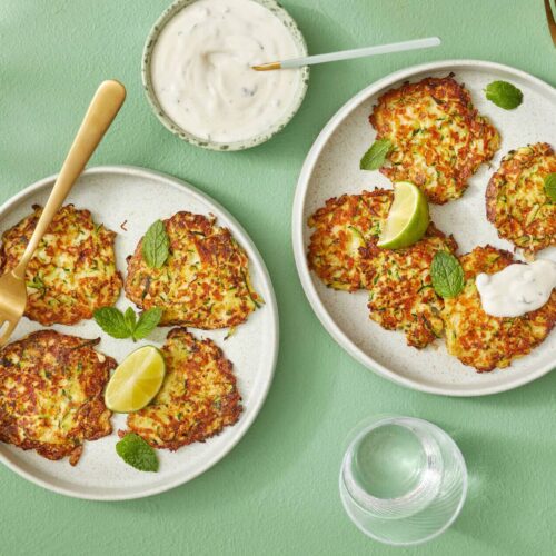 Halloumibiffar med zucchini och myntayoghurt