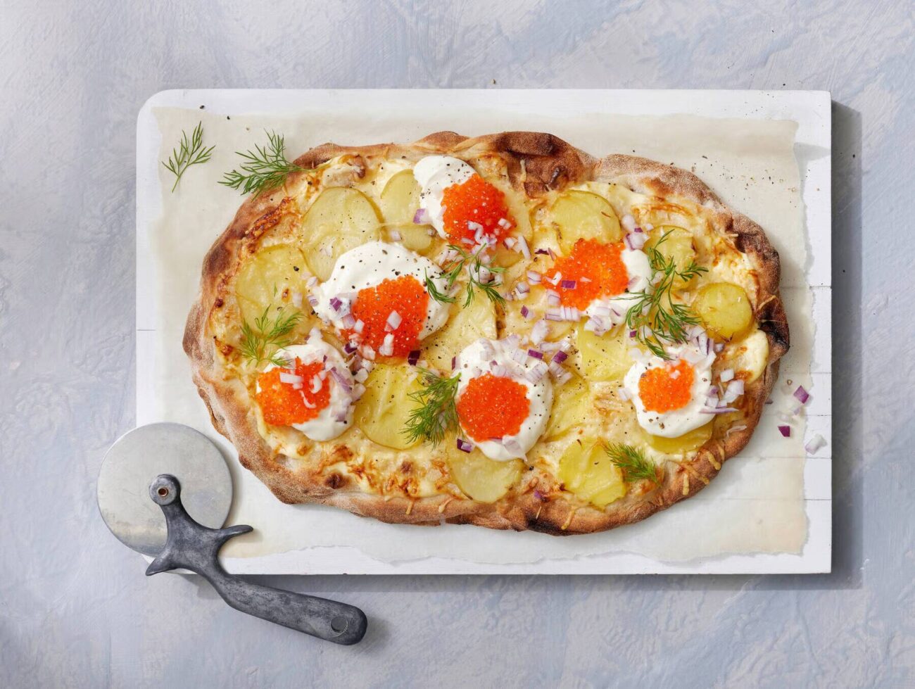 Pinsa med potatis och löjrom